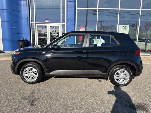 Certified 2025 Hyundai Venue SE image 9