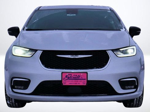 Used 2024 Chrysler Pacifica Limited image 7