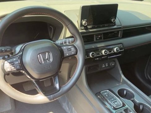 Used 2025 Honda Pilot Sport image 6