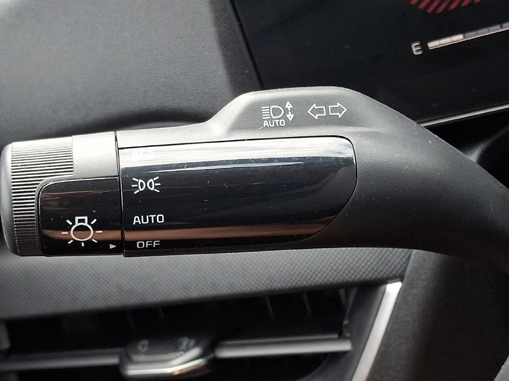 Used 2025 Kia K4 FWD image 25