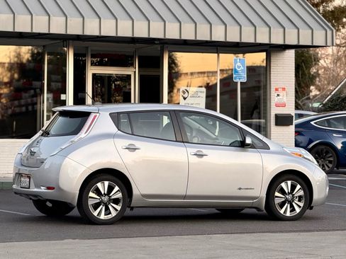 Used 2017 Nissan Leaf SV image 8