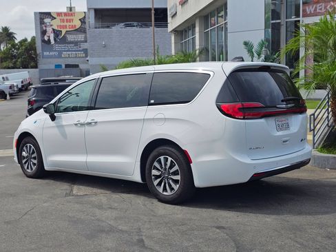 Used 2024 Chrysler Pacifica Limited FWD image 6