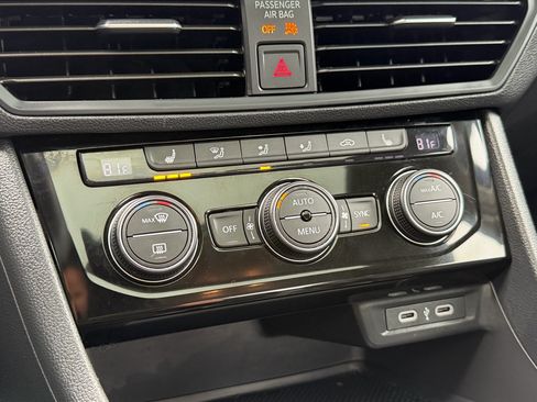 Used 2024 Volkswagen Jetta SE image 19