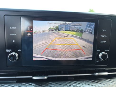 Used 2024 Kia Carnival LX FWD image 32