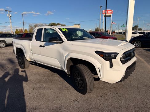 Used 2024 Toyota Tacoma SR image 4
