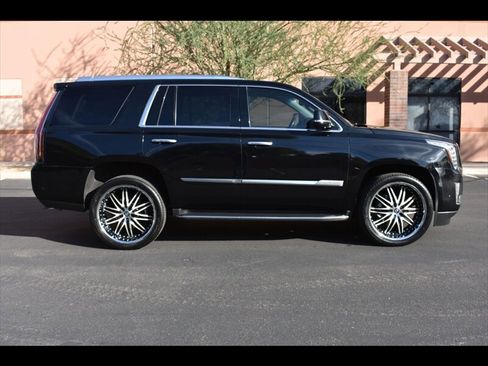 Used 2017 Cadillac Escalade Luxury image 1