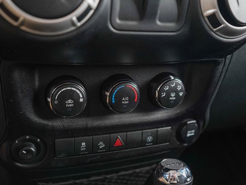 Used 2018 Jeep Wrangler Sahara w/ Connectivity Group AWD/4WD image 17