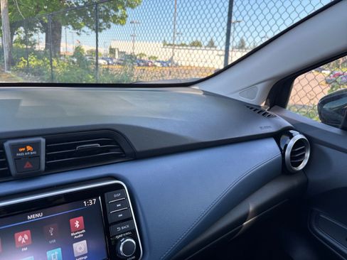 Used 2025 Nissan Versa SV FWD image 33