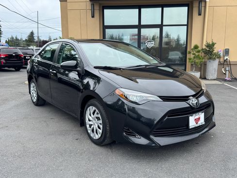 Used 2018 Toyota Corolla FWD image 1