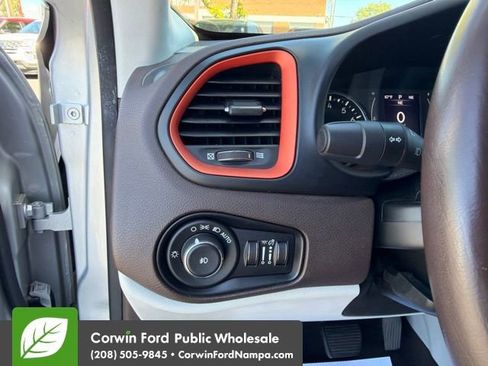 Used 2015 Jeep Renegade Latitude AWD/4WD image 14