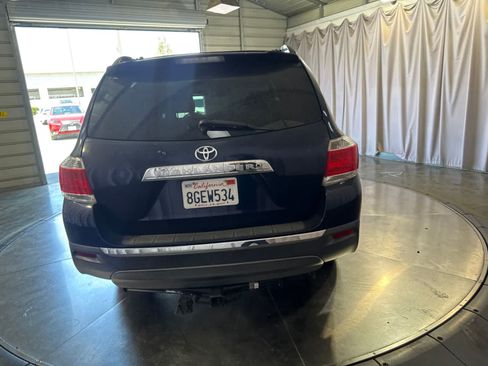 Used 2011 Toyota Highlander SE w/ Tow Pkg FWD image 6