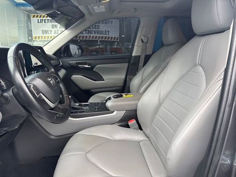 Used 2023 Toyota Highlander XLE image 11