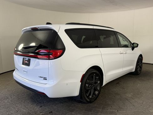 Used 2024 Chrysler Pacifica Limited w/ Uconnect Theater Family Group AWD/4WD image 9