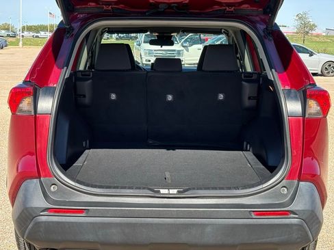 Used 2021 Toyota RAV4 XLE w/ Convenience Package image 8