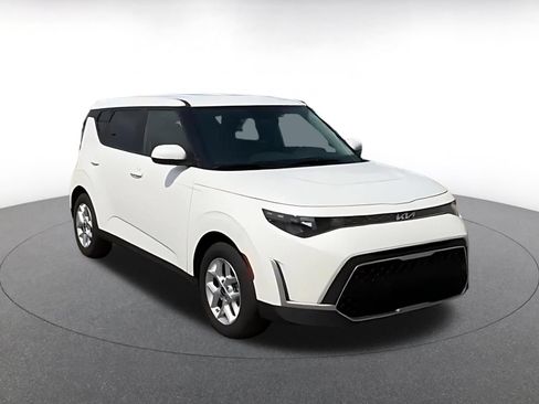 Used 2025 Kia Soul LX w/ LX Technology Package FWD image 2