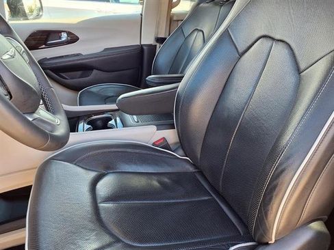 Used 2023 Chrysler Pacifica Limited FWD image 3