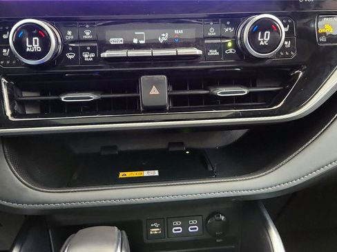 Certified 2025 Toyota Highlander Platinum image 32