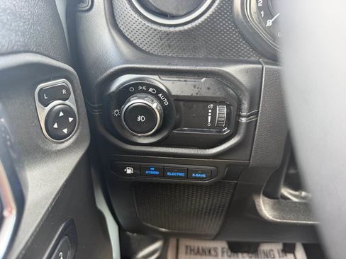 Used 2025 Jeep Wrangler Unlimited Rubicon 4xe AWD/4WD image 28
