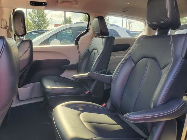 Used 2024 Chrysler Pacifica Limited FWD image 27