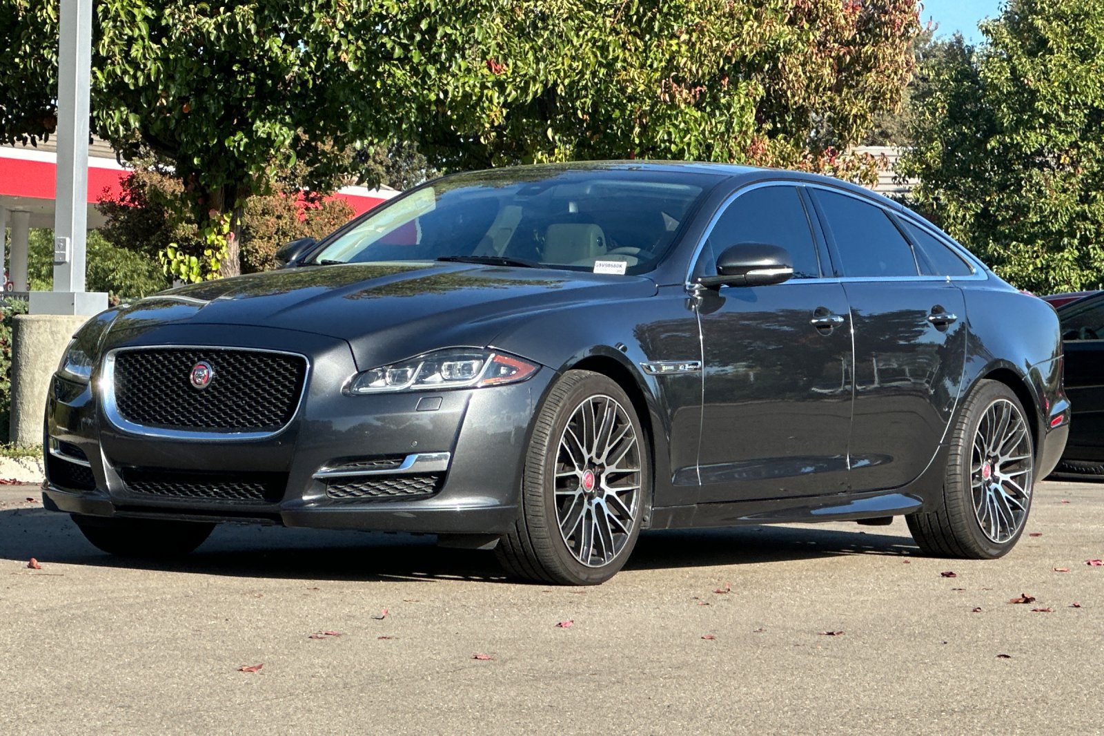 Used 2016 Jaguar XJ R-Sport RWD image 8