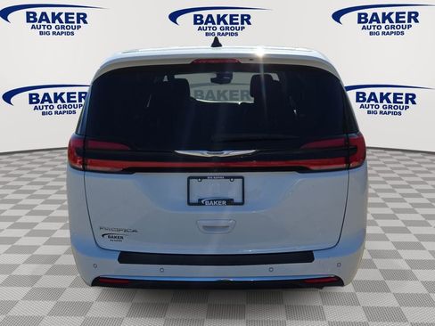 Used 2023 Chrysler Pacifica Touring-L FWD image 4