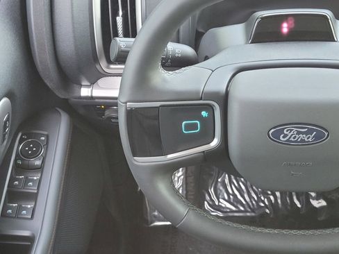 Used 2025 Ford Expedition Active image 13