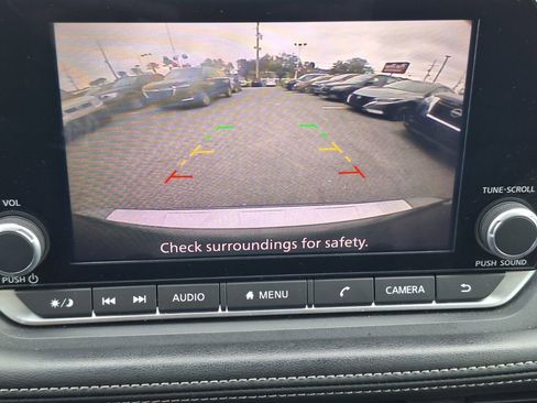 Used 2024 Nissan Rogue SV w/ SV Premium Package image 16