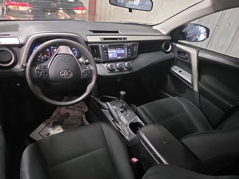 Used 2018 Toyota RAV4 LE image 5