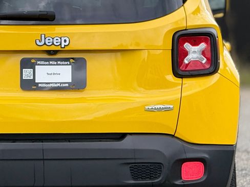 Used 2017 Jeep Renegade Latitude w/ Safety & Security Group AWD/4WD image 14