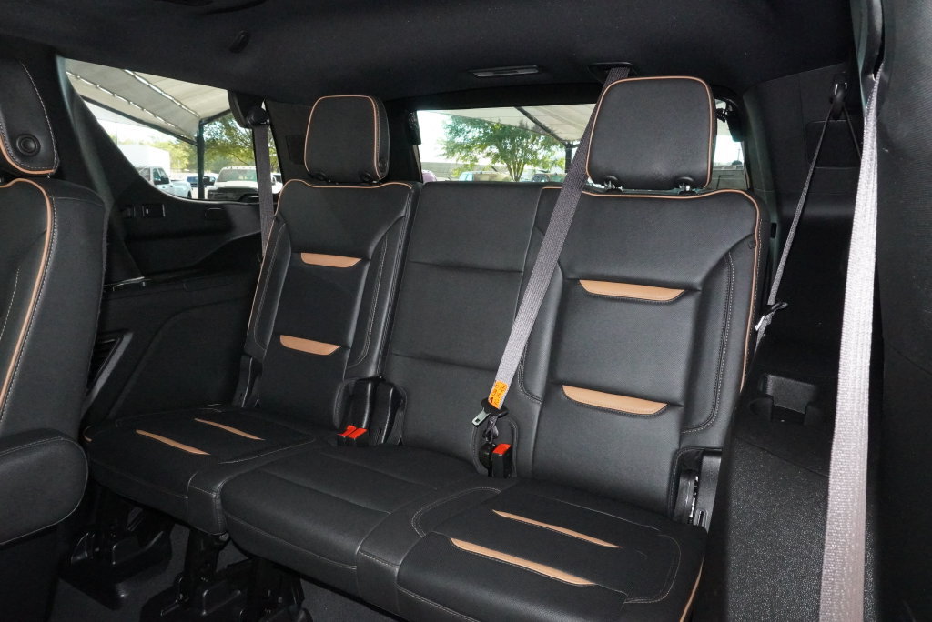 Used 2024 GMC Yukon AT4 w/ Technology Package AWD/4WD image 31