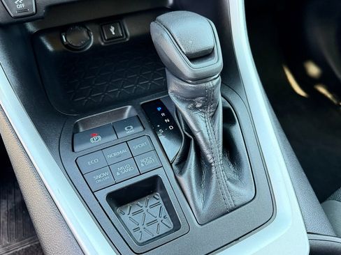 Used 2022 Toyota RAV4 LE image 26