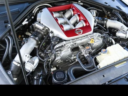 Used 2019 Nissan GT-R Premium w/ Premium Interior Package image 2