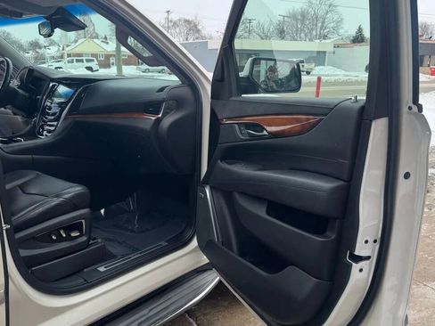Used 2015 Cadillac Escalade ESV Luxury image 13
