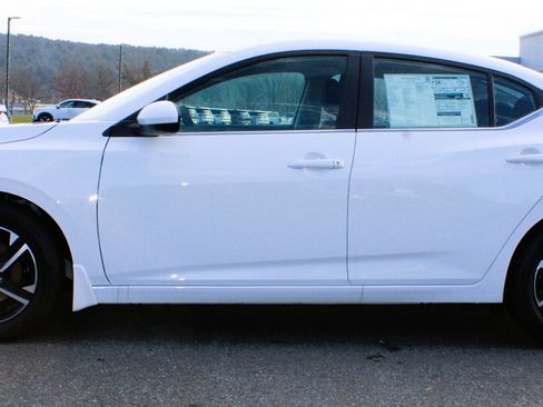 New 2025 Nissan Versa SR w/ Trunk Package image 2