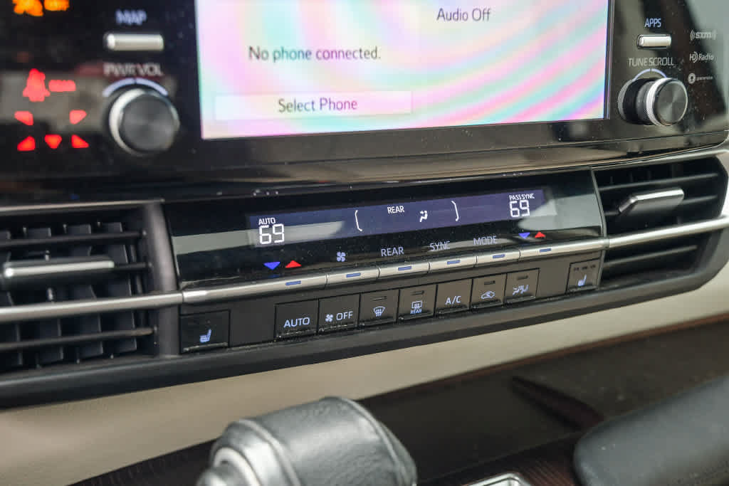 Used 2021 Toyota Sienna XLE FWD image 23