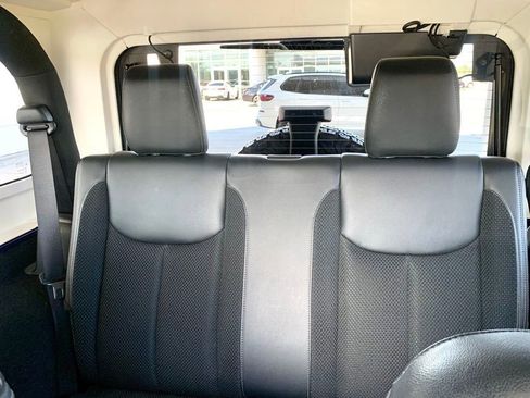 Used 2017 Jeep Wrangler Sahara image 13