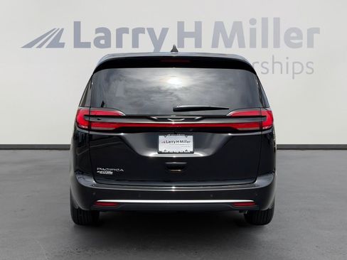 New 2027 Chrysler Pacifica Select FWD image 5