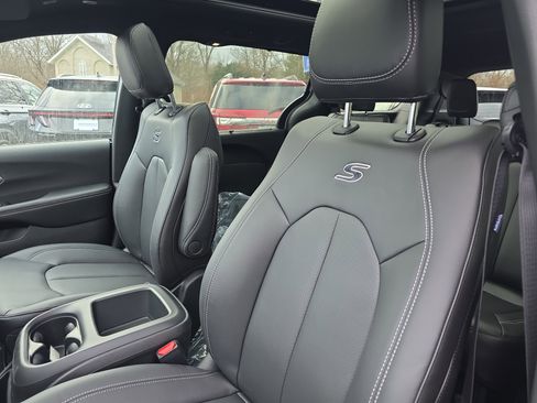 New 2026 Chrysler Pacifica Select w/ S Appearance Package image 4