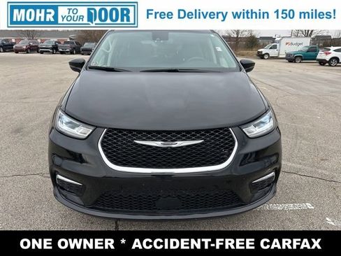 Used 2024 Chrysler Pacifica Touring-L image 2