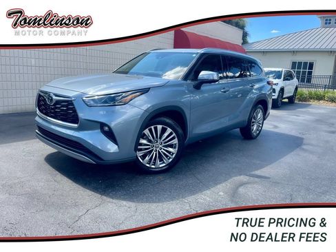 Used 2023 Toyota Highlander Platinum FWD image 1