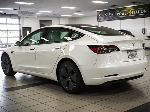 Used 2023 Tesla Model 3 Standard Range image 8