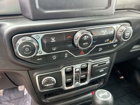 Used 2020 Jeep Wrangler Unlimited Sahara image 18