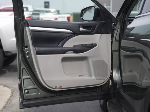 Used 2019 Toyota Highlander XLE image 30