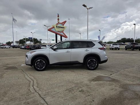 Used 2025 Nissan Rogue SV FWD image 2