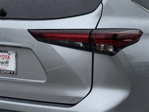 Used 2024 Toyota Highlander LE image 7