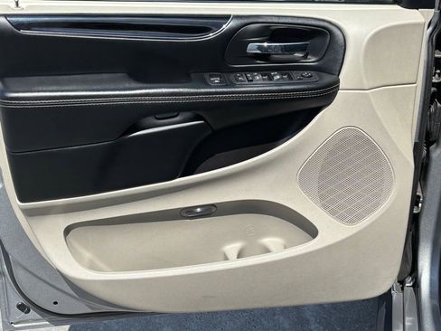 Used 2019 Dodge Grand Caravan SXT image 19