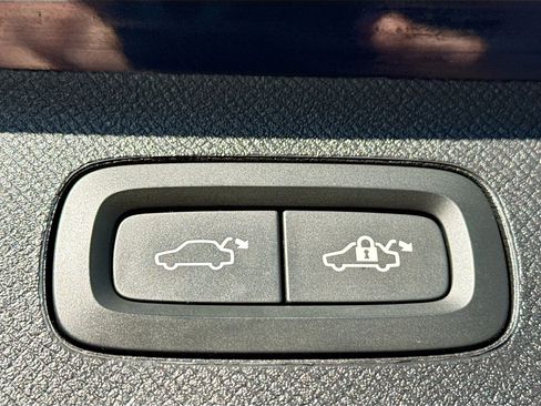 Used 2024 Volvo XC90 B5 Core w/ Climate Package image 14