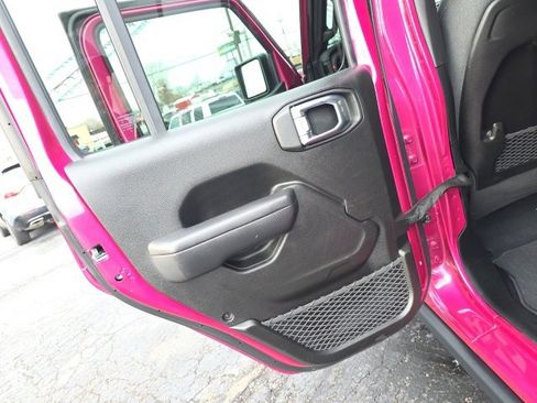 Used 2024 Jeep Wrangler Unlimited Rubicon image 32