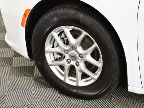 Used 2024 Chrysler Pacifica Touring-L FWD image 39