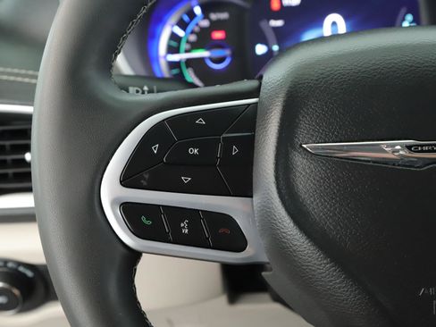 Used 2022 Chrysler Pacifica Touring-L image 9